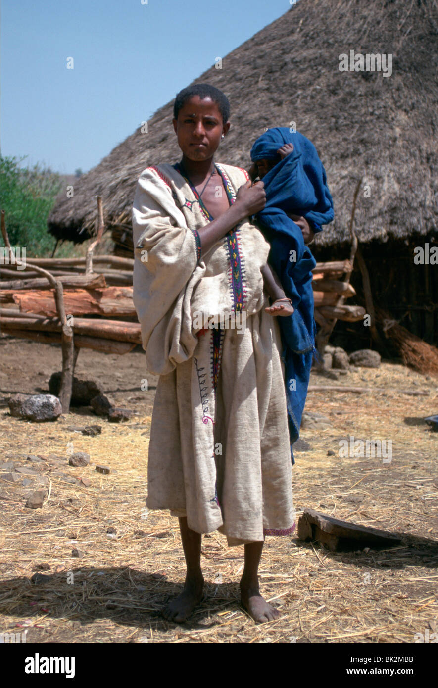 Femme et enfant dans un village près de les chutes du Nil bleu, l'Éthiopie. Banque D'Images