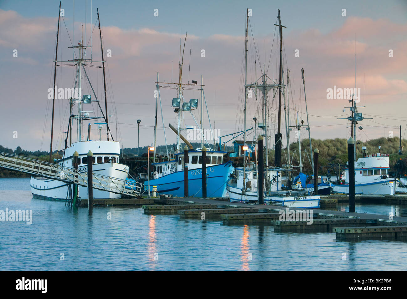 Charleston Harbor au lever du soleil, l'océan Pacifique, de la côte de l'Oregon, USA Banque D'Images