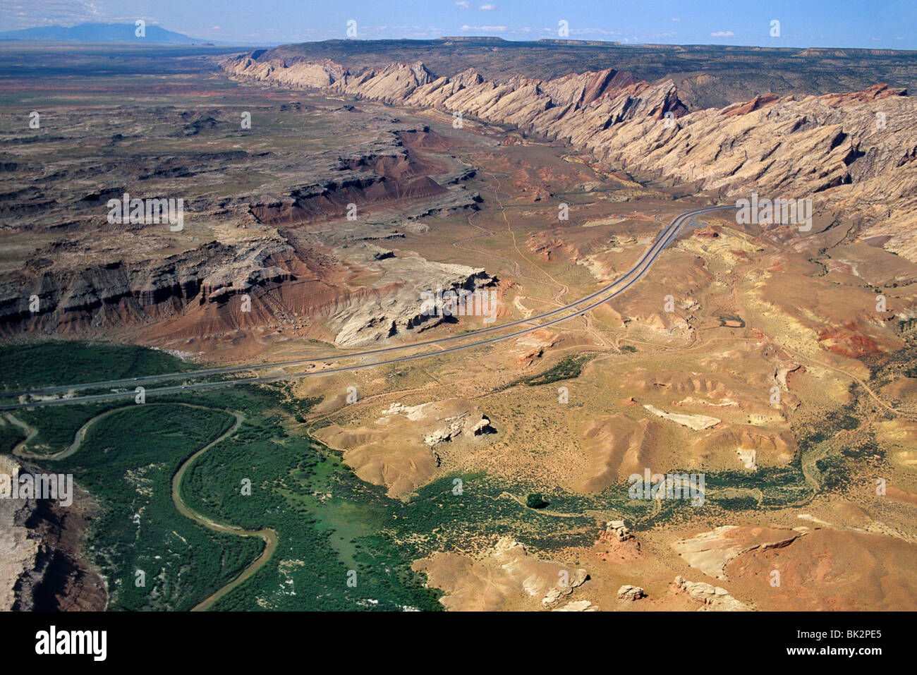 Vue aérienne de l'I-70 à travers le récif et San Rafael San Rafael River. L'Henry Montagnes en haut à gauche. Banque D'Images