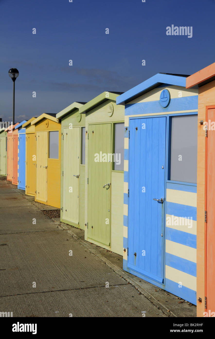 Une rangée de cabines colorées sur front de Seaford, East Sussex, Angleterre. Banque D'Images