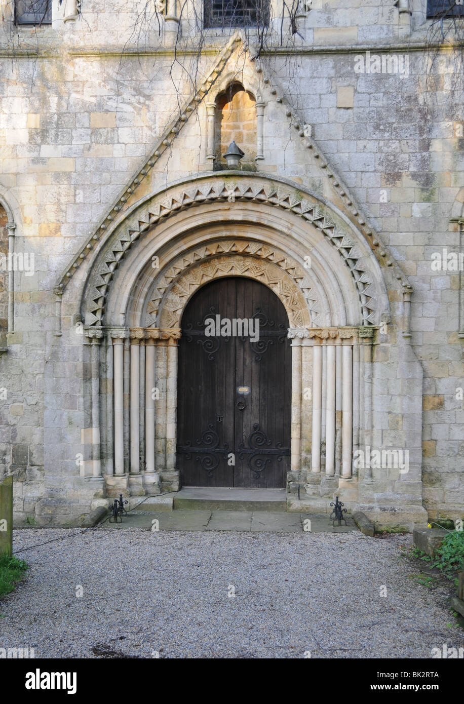 Porte ouest de l'Église du Prieuré de Saint Mary, dans Nun Monkton, Yorkshire, Angleterre Banque D'Images