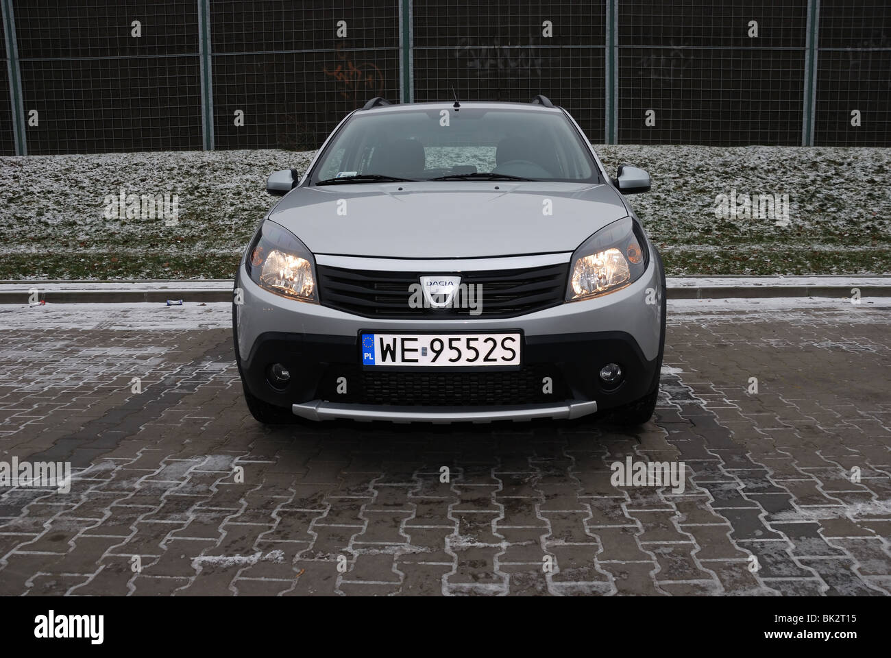 Dacia Sandero Stepway 1.5 dCi - 2009 - Mon argent - cinq portes (5D) - Ville - voiture sous-compacte sur l'espace de stationnement (parking) Banque D'Images