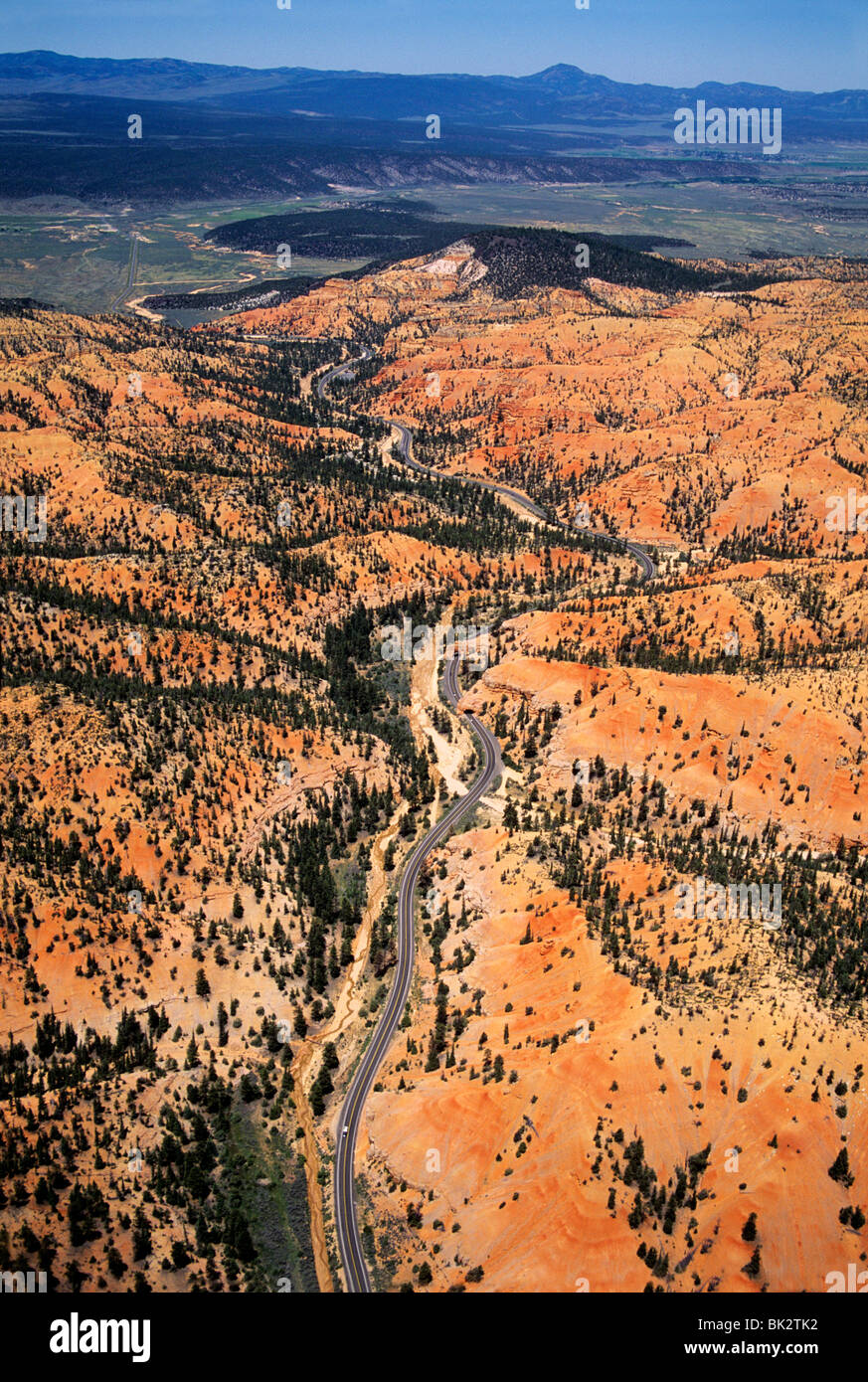 Vue aérienne de l'Utah Highway 12 qui serpente à travers le Canyon rouge entre ville de Panguitch, Utah et le Parc National de Bryce Canyon. Banque D'Images