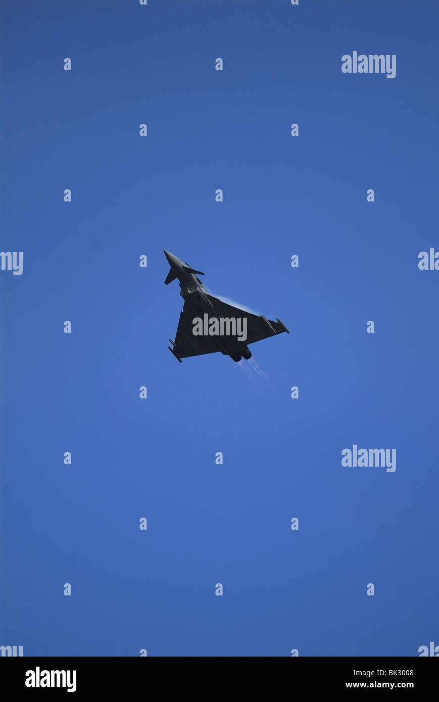 Typhoon (Eurofighter), une très capable et extrêmement agile avion est propulsé par deux moteurs à Mach 2 à 65,000ft. Typhon Banque D'Images