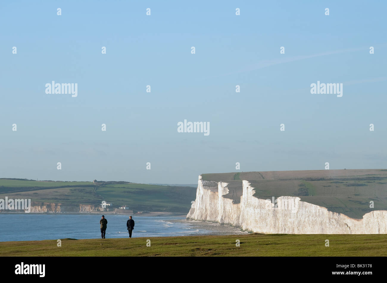 Couple walking, Sept Soeurs, East Sussex, England, UK Banque D'Images