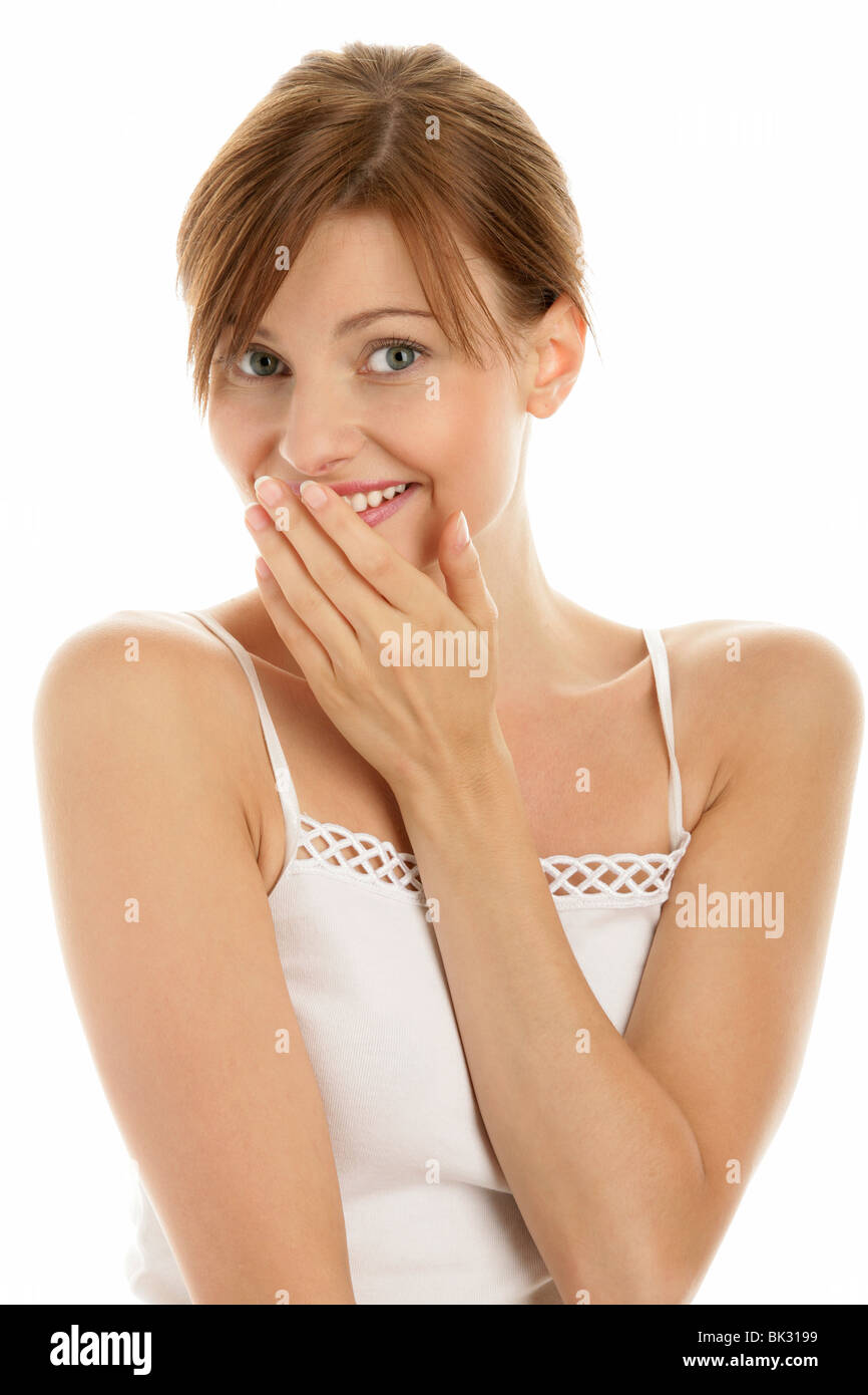 Portrait de jeune femme portant sur les dents à part isolé sur fond blanc Banque D'Images