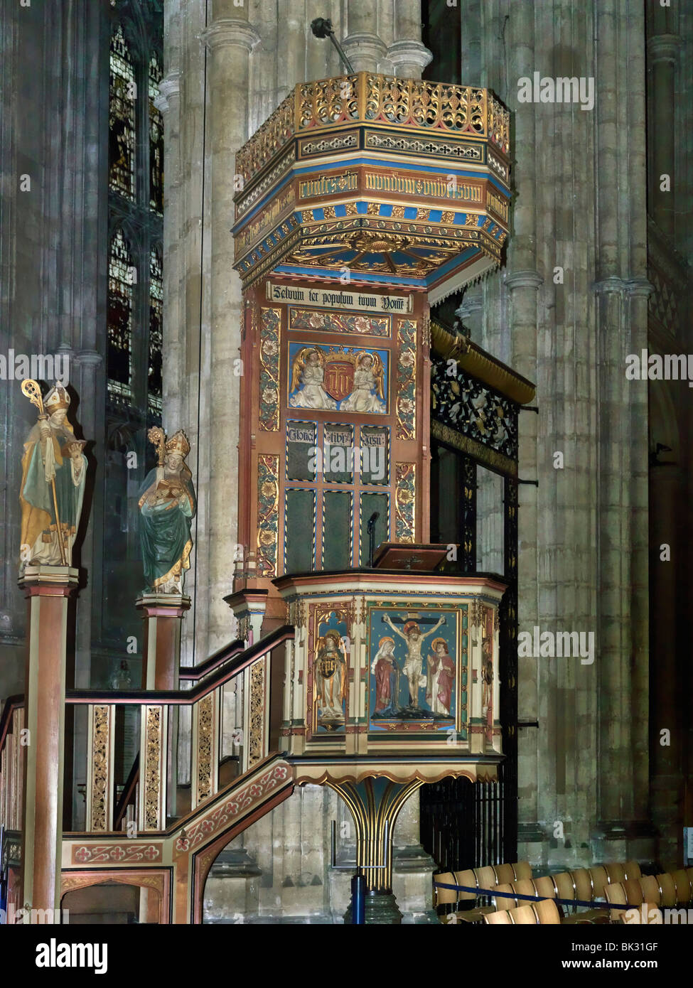 La Cathédrale de Canterbury Canterbury Kent Angleterre sculpté et peint Chaire néo-gothique Banque D'Images