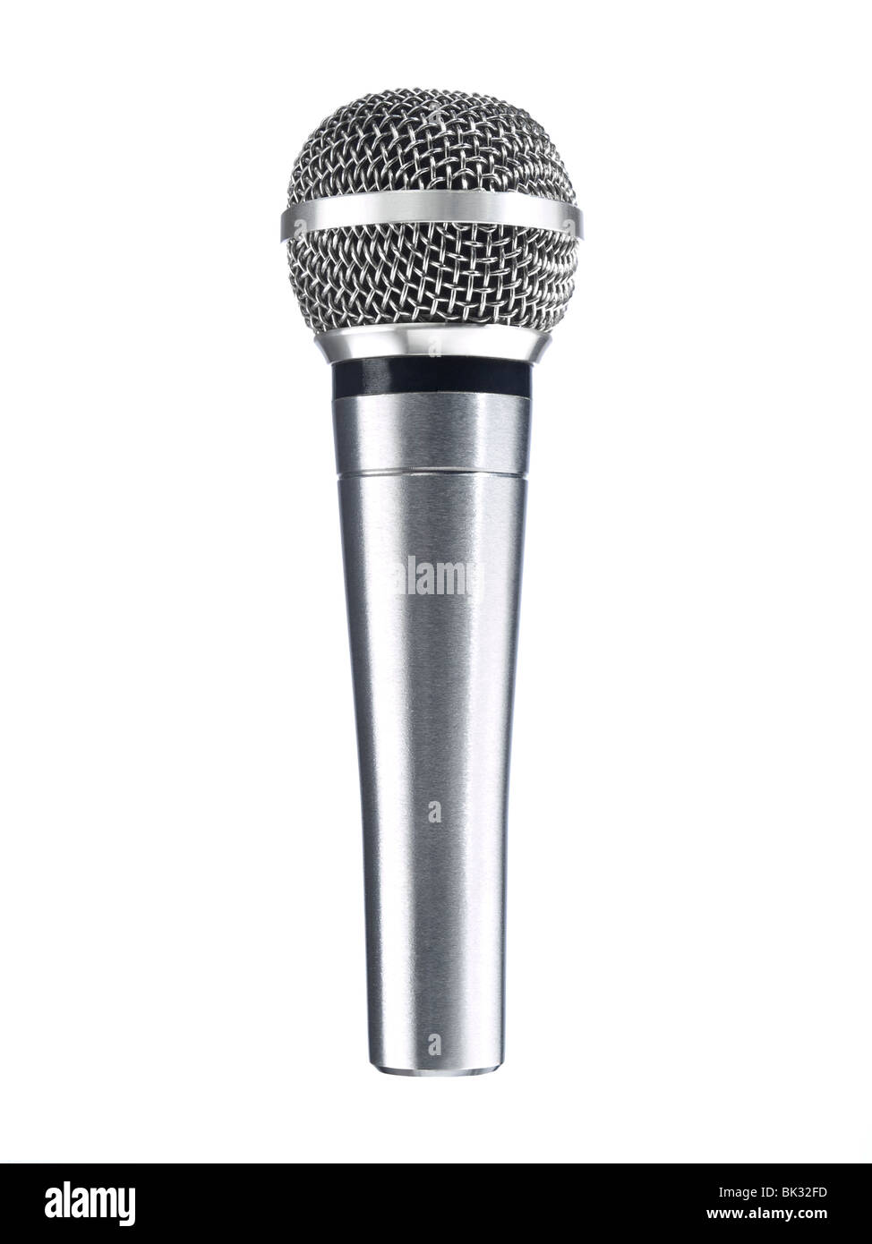 Un microphone métallique isolé sur un fond blanc. Banque D'Images