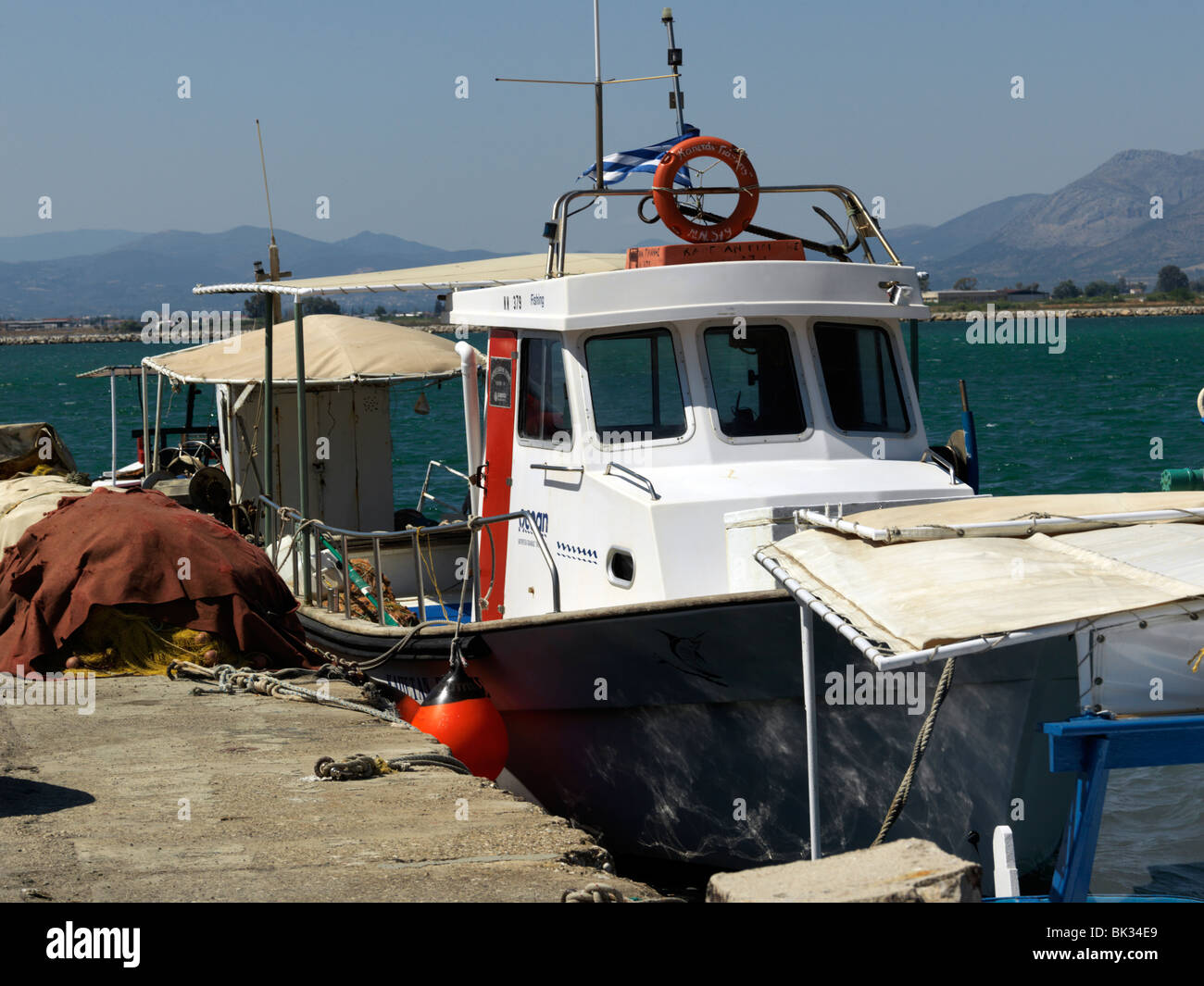 Nauplie, Péloponnèse, Grèce bateau amarré dans le port de pêche Banque D'Images