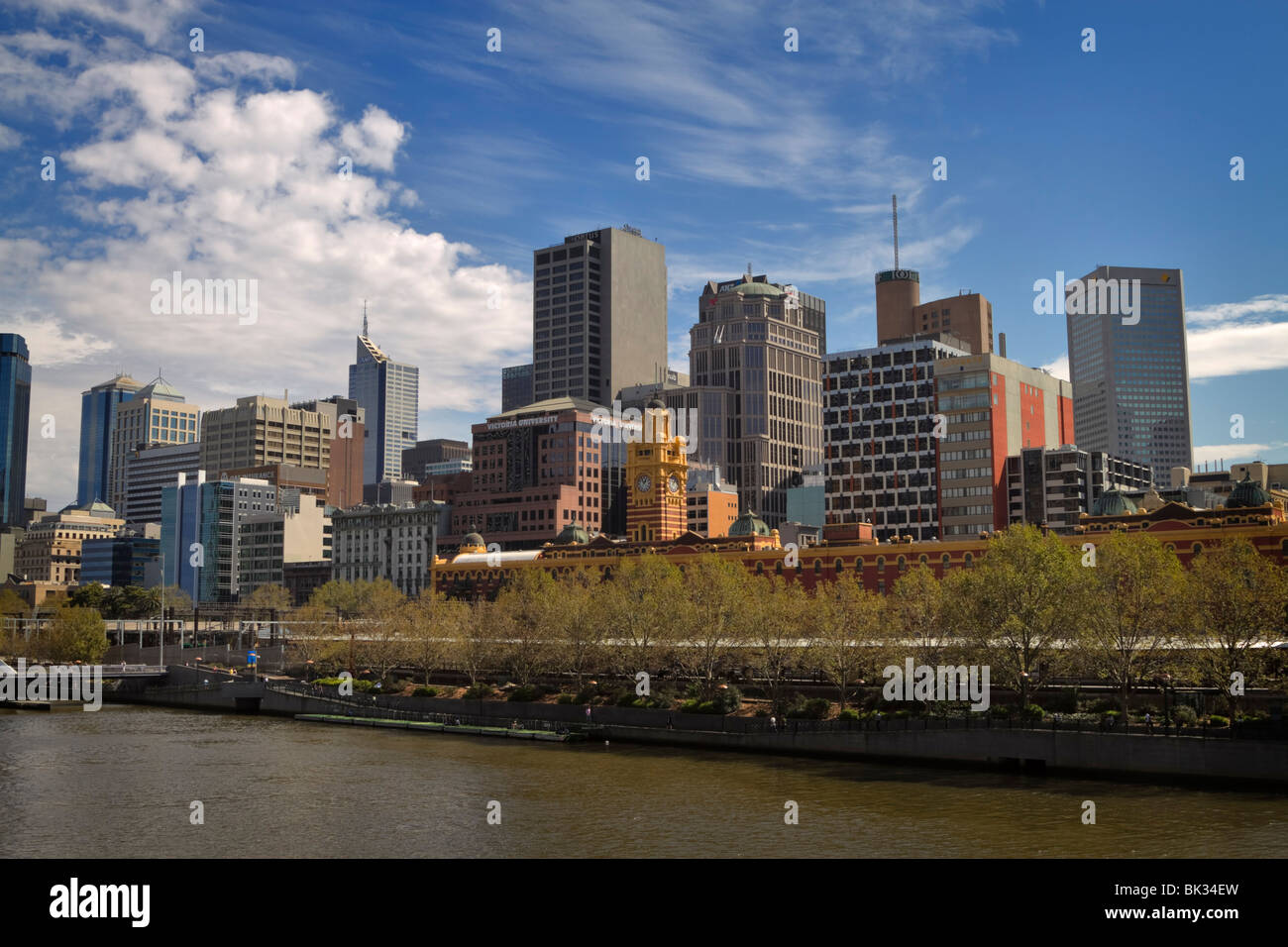 Flinders à pied et les toits de Melbourne, Australie. Flinders à pied est un chemin pour les piétons et vélos sur le Fleuve Yarra Banque D'Images