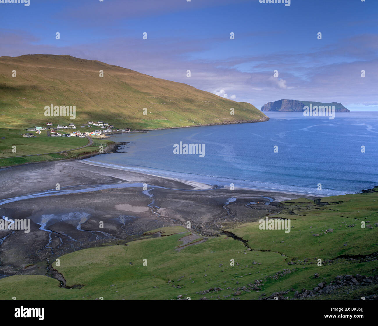 Village de Sandvik et bay, Litla Dimun Island dans la distance, l'île de Suduroy, Îles Féroé (îles Féroé), Danemark, Europe Banque D'Images