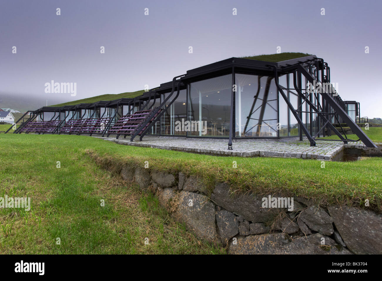 La Maison Nordique, façades et toit recouvert de gazon, Torshavn, Streymoy, Îles Féroé (îles Féroé), Danemark, Europe Banque D'Images