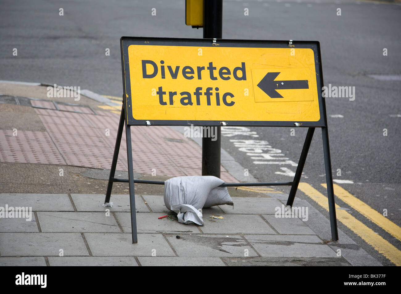 Panneau de circulation détournés Banque D'Images