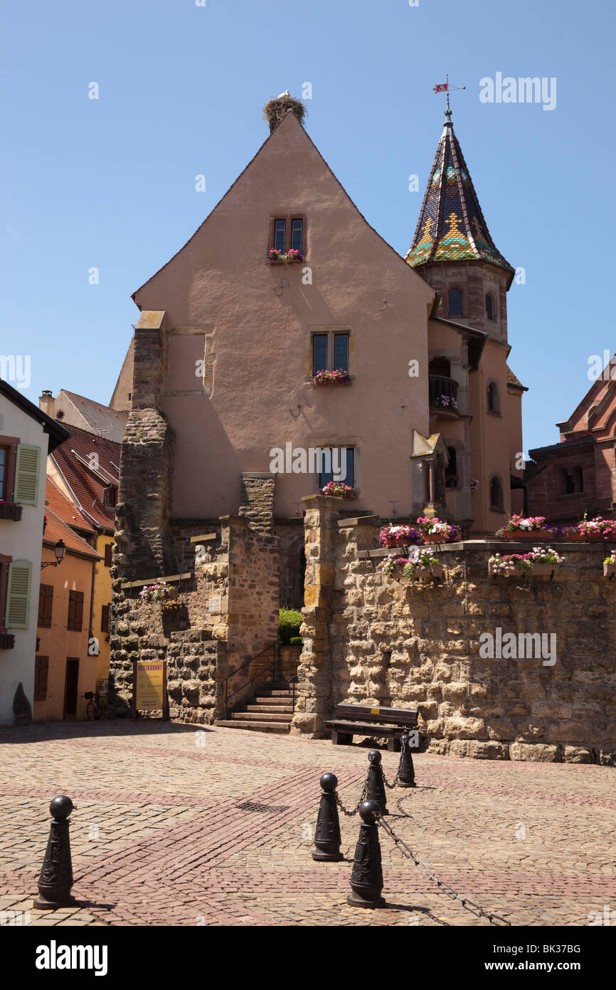 Château St Leon dans village médiéval sur la route des vins, Place du Chateau, Eguisheim, Alsace, Haut Rhin, France, Europe Banque D'Images