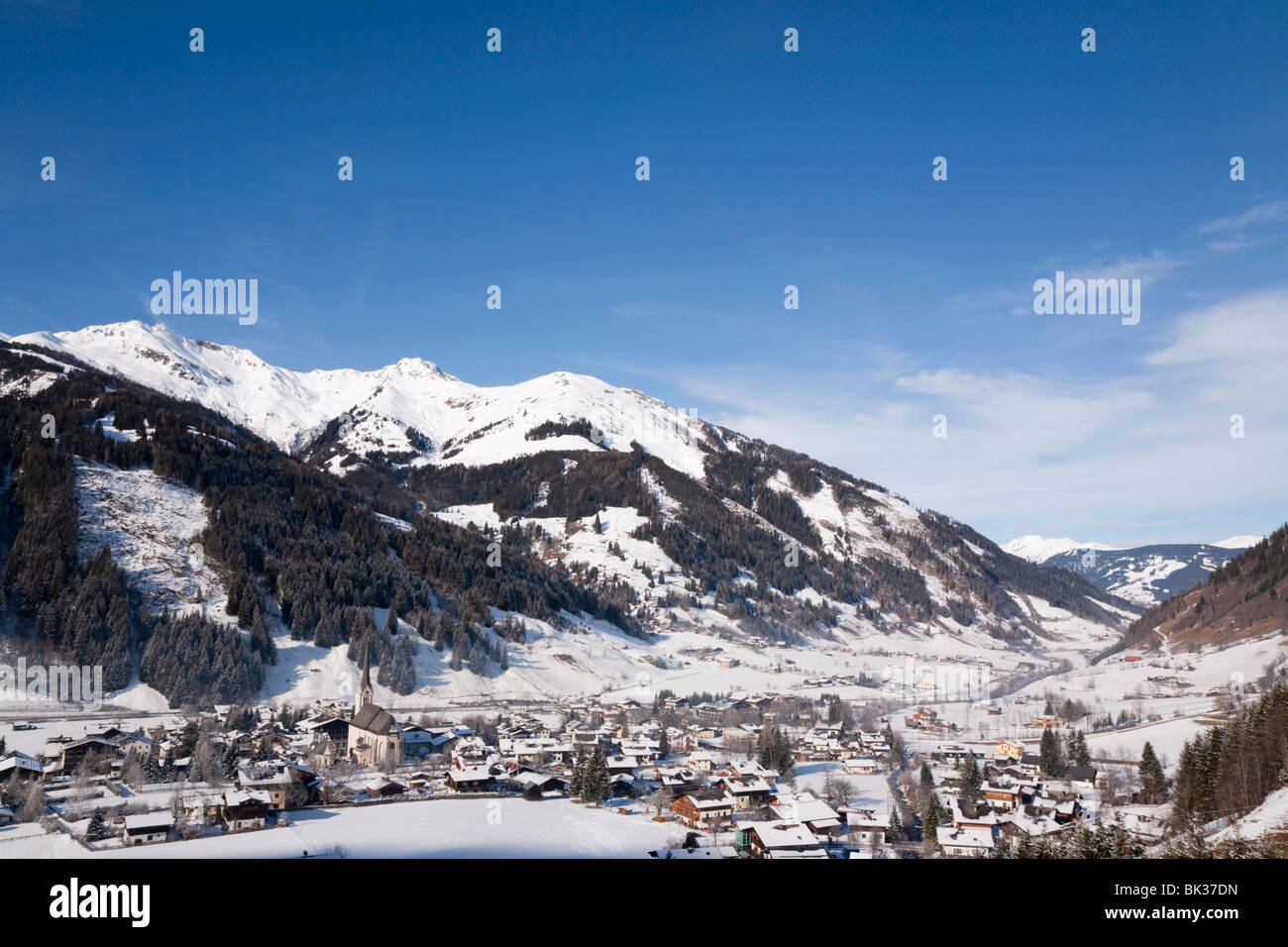 Ski alpin dans les Alpes autrichiennes avec de la neige dans la vallée et sur Rauriser Sonnen Sonniblick montagnes en hiver, Wien, Autriche Banque D'Images