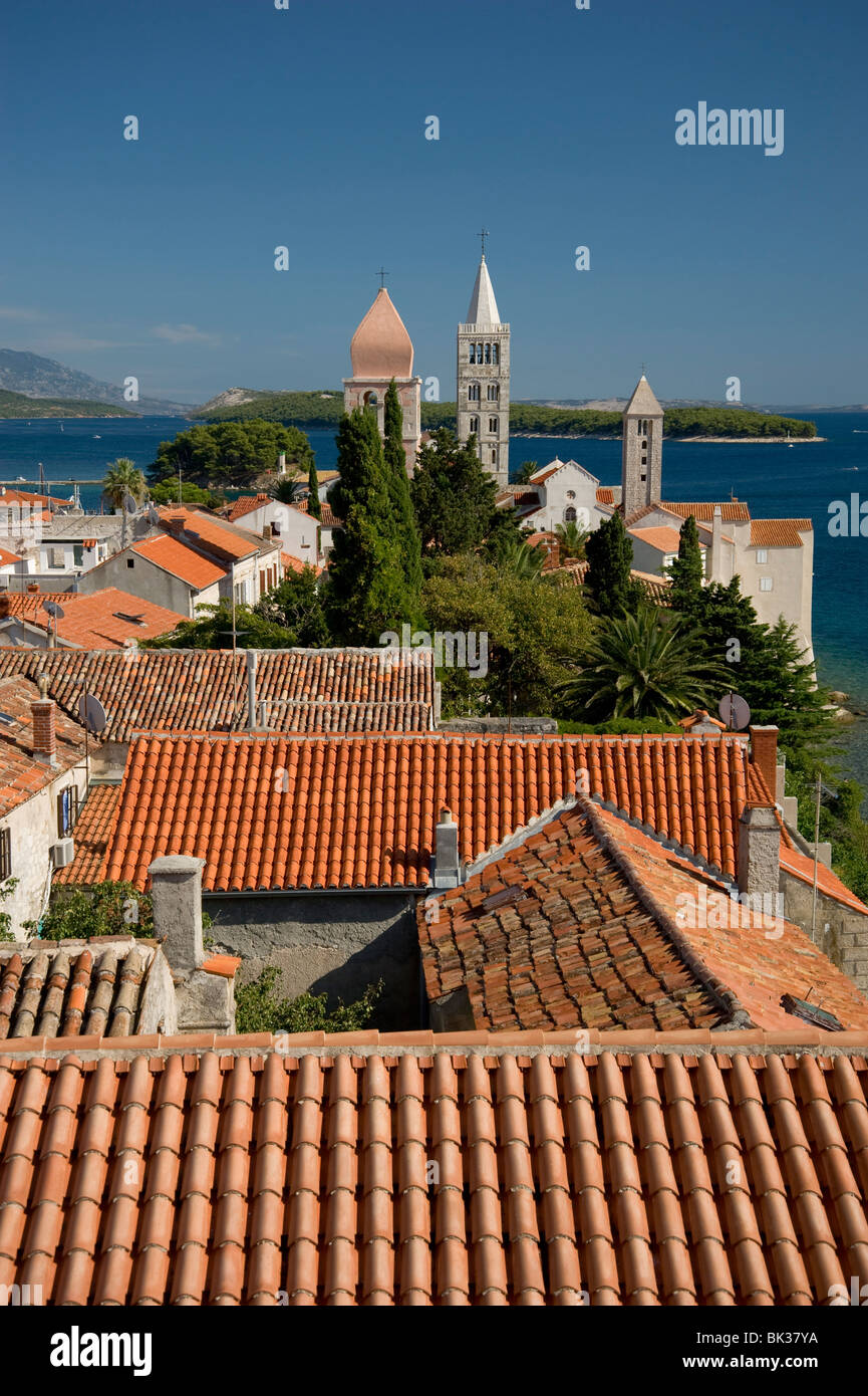 Vue de la terre cuite les toits et clochers médiévaux en Rab Ville, île de Rab, région de Kvarner, Croatie, Europe Banque D'Images