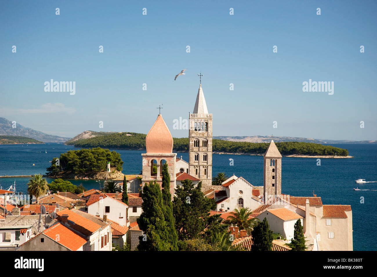 Les clochers médiévaux et toits en terre cuite en Rab Ville, île de Rab, région de Kvarner, Croatie, Europe Banque D'Images