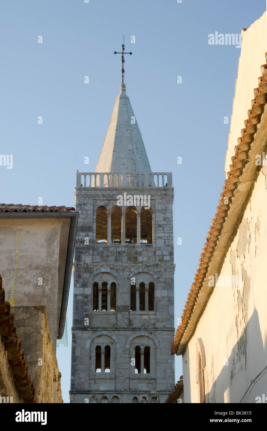 Vue du style roman et la tour Sainte Marie, ville de Rab, île de Rab, région de Kvarner, Croatie, Europe Banque D'Images