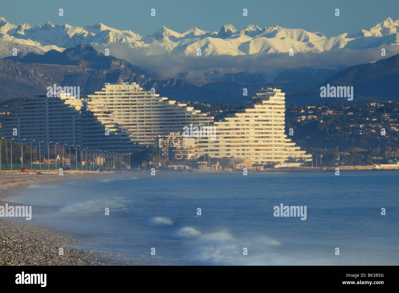 L'architecture contemporaine, le bâtiment de la marina avec le Mercantour montagne neige dans l'arrière-plan en hiver Banque D'Images