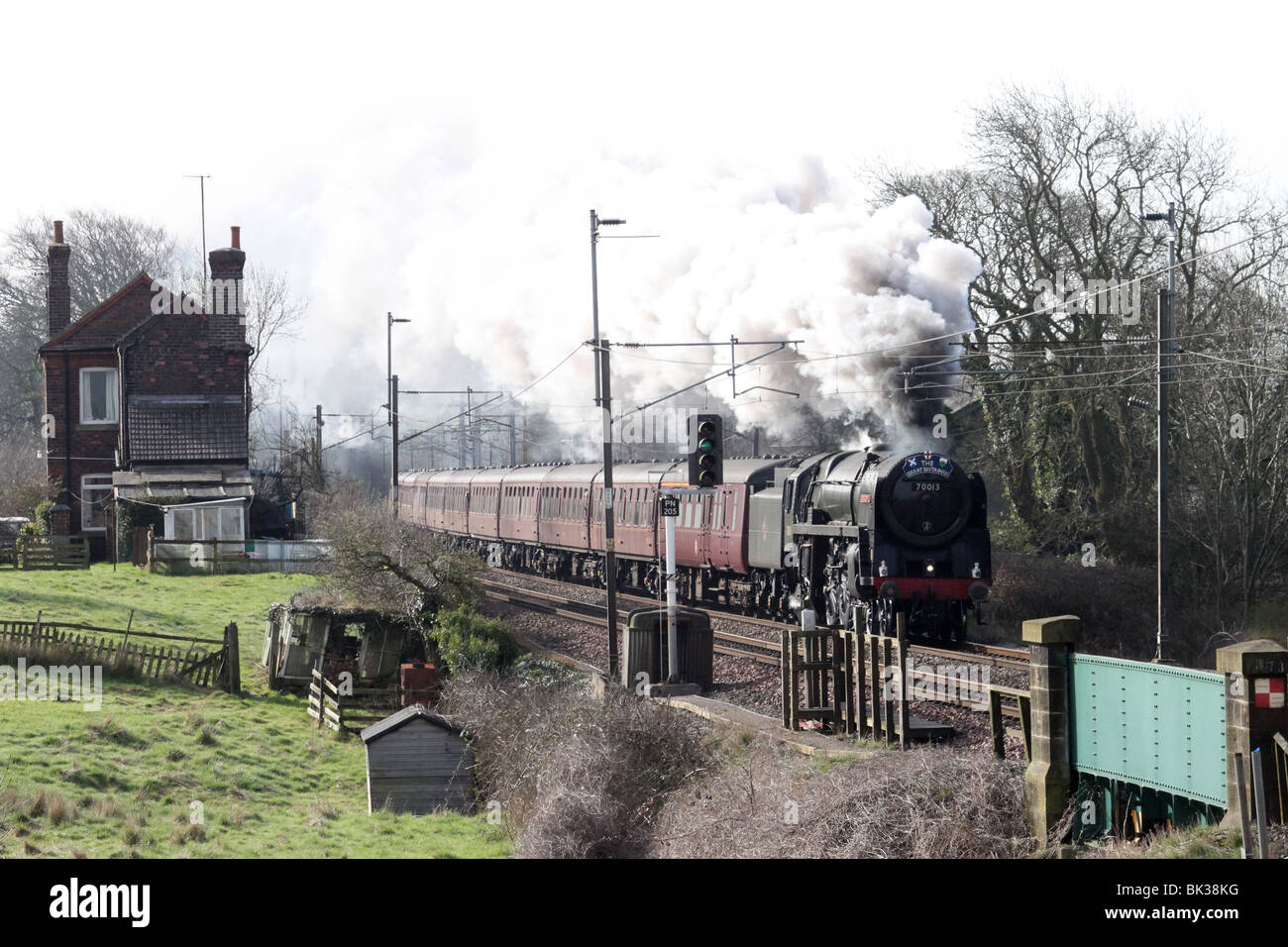 Locomotive à vapeur classe Britannia, 70013 Oliver Cromwell, le train spécial de transport de la Baie à cheval sur la ligne principale de la côte ouest. Banque D'Images