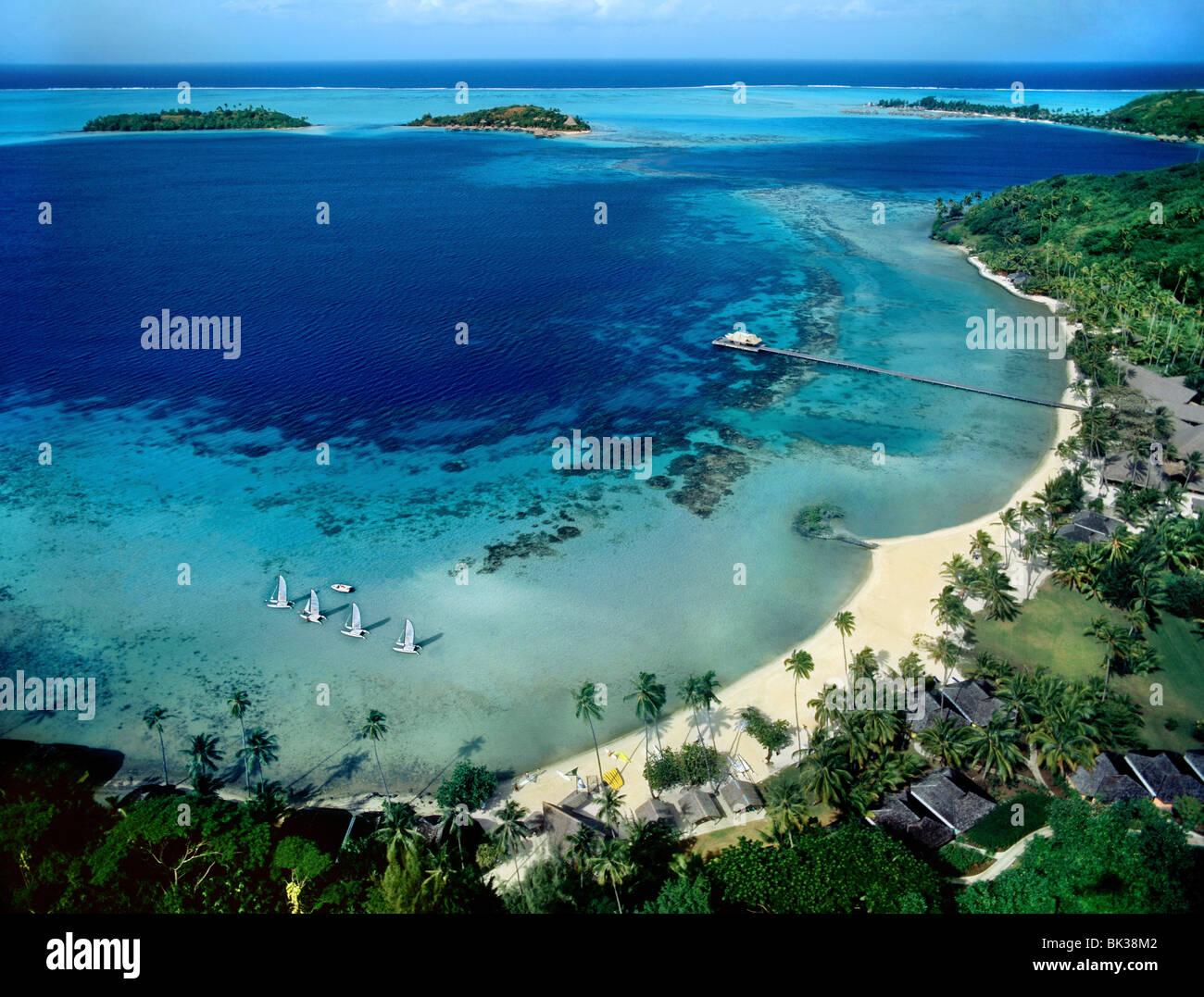 Vue de la plage à Bora Bora, îles de la société, Polynésie Française, Pacifique Sud, du Pacifique Banque D'Images