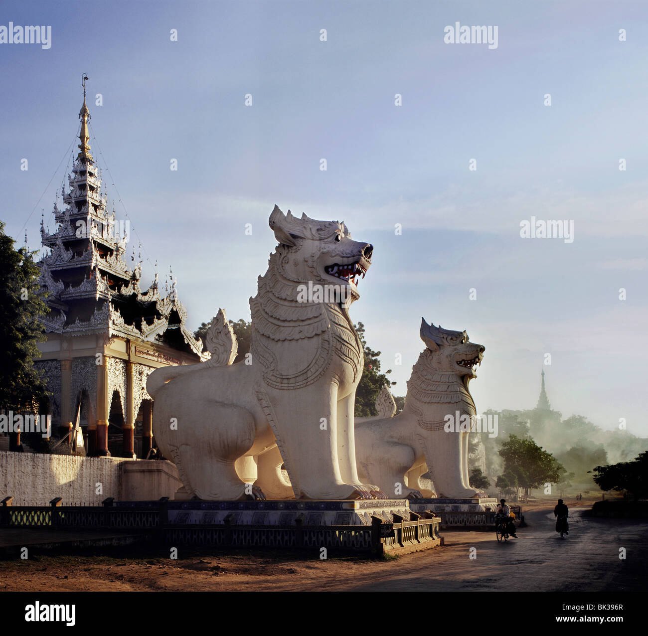 Les Lions au pied de Mandalay Hill, Mandalay, Myanmar (Birmanie), l'Asie Banque D'Images