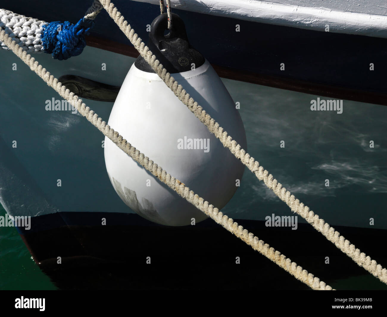 Nauplie, Péloponnèse, Grèce Close Up d'une bouée et des cordes sur bateau de pêche Banque D'Images