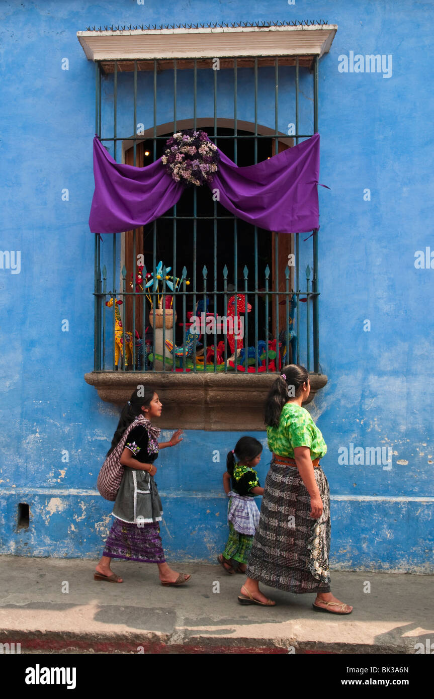 Parée pour la fenêtre Semaine Sainte Procession, Antigua, Guatemala, Amérique Centrale Banque D'Images