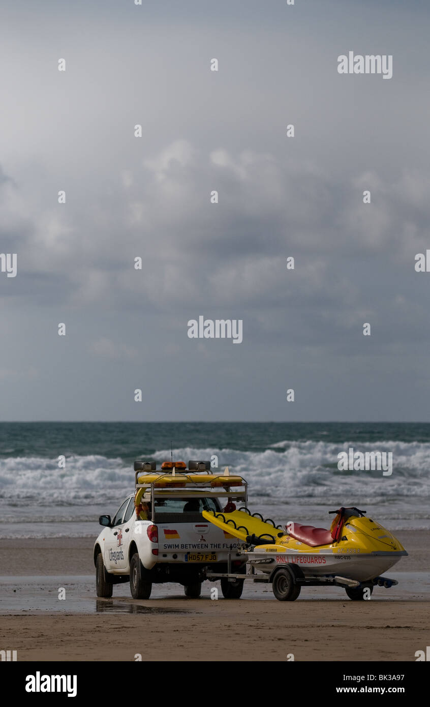 Un véhicule de patrouille de la RNLI garé sur une plage en Cornouailles. Banque D'Images