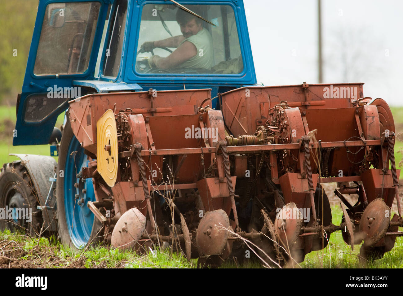 Le tracteur avec une charrue laboure un pré. Banque D'Images