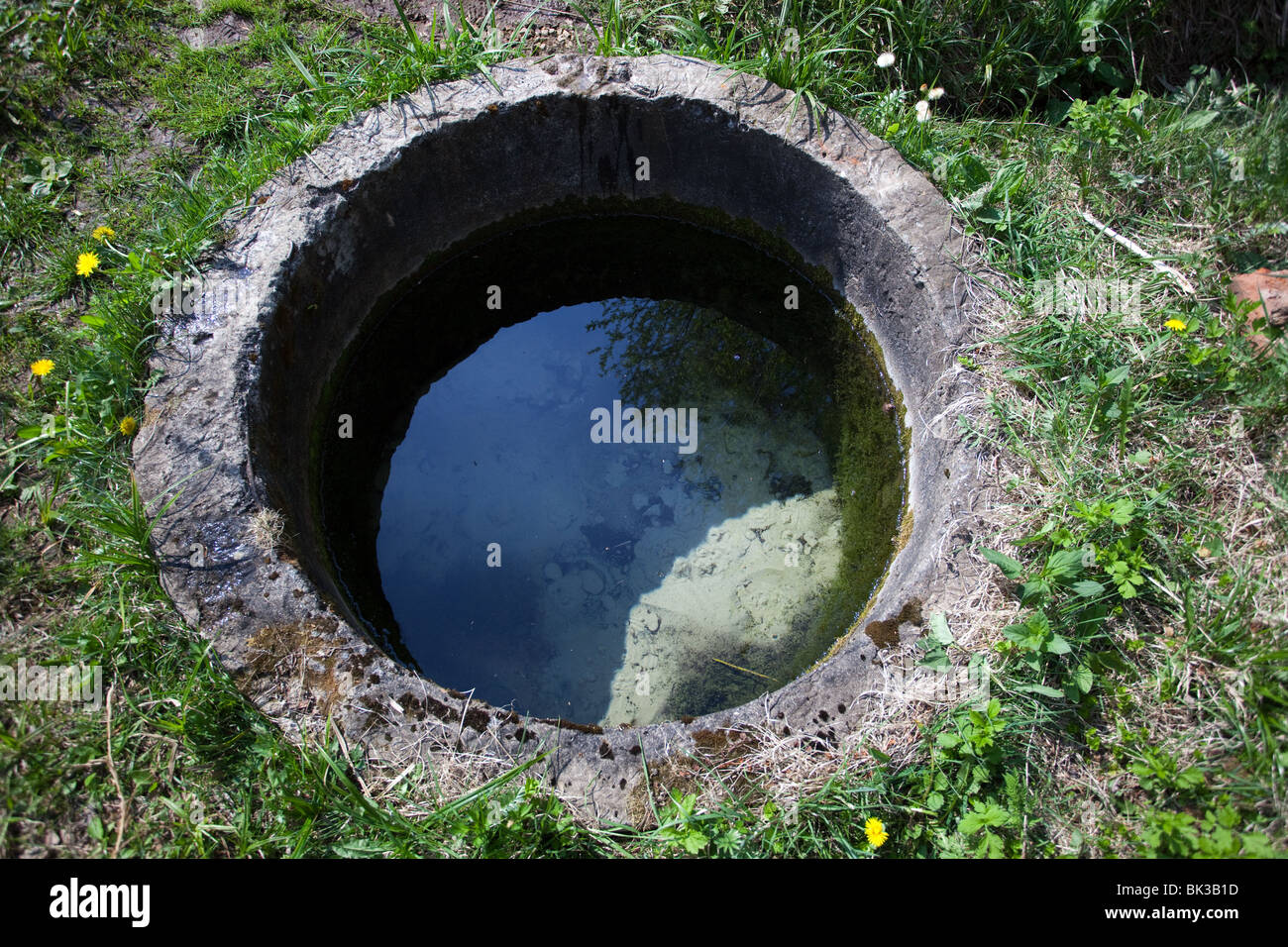 L'eau jaillissant de la terre. L'eau des puits. Banque D'Images