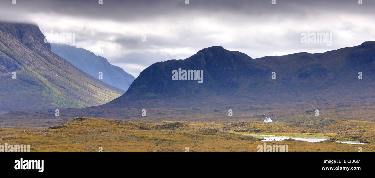 Chalet sur la lande déserte près de Sligachan, île de Skye, Highland, Ecosse, Royaume-Uni, Europe Banque D'Images