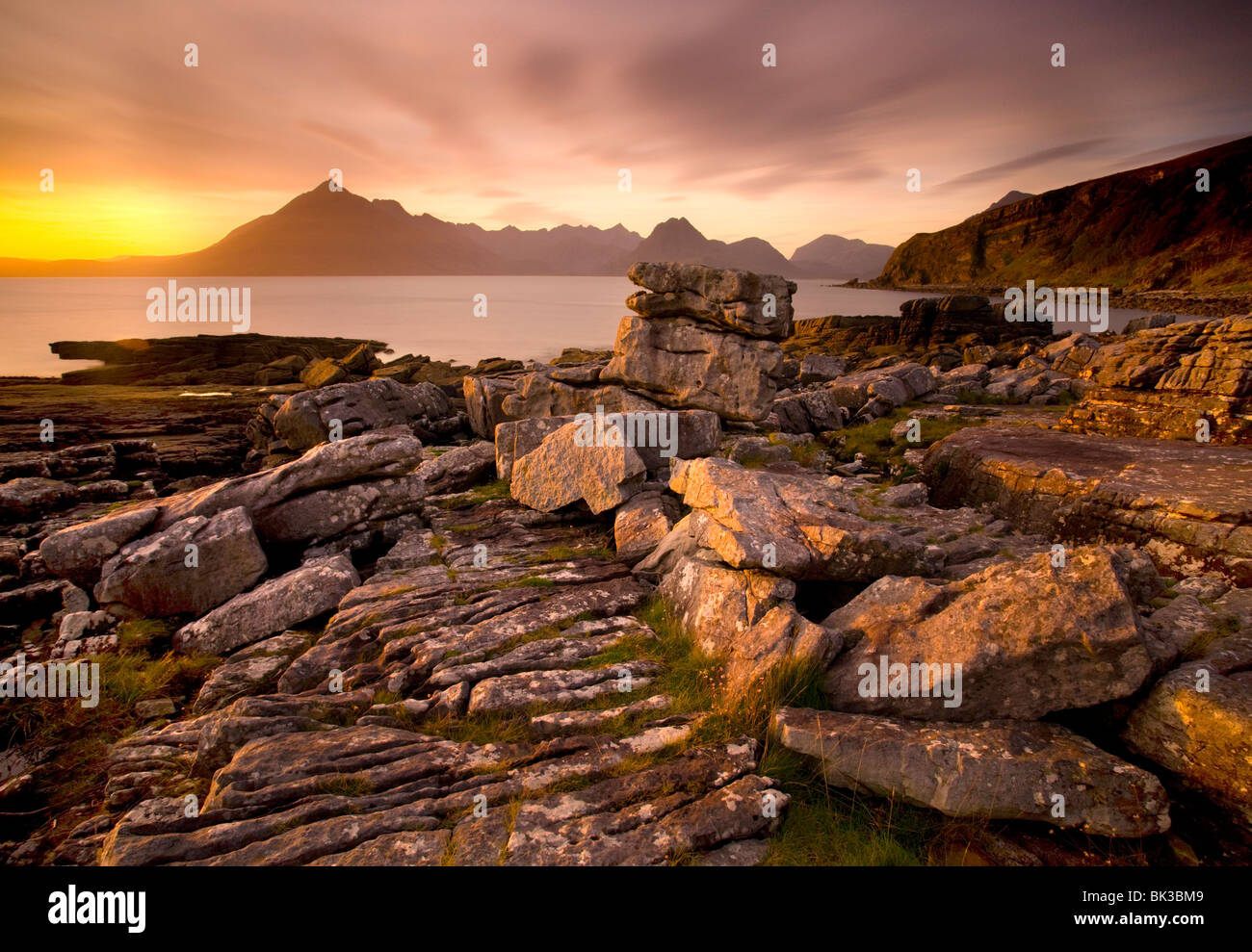 Coucher du soleil sur l'estran rocheux à l'Cuillin Hills depuis Elgol, île de Skye, Highland, Ecosse, Royaume-Uni, Europe Banque D'Images