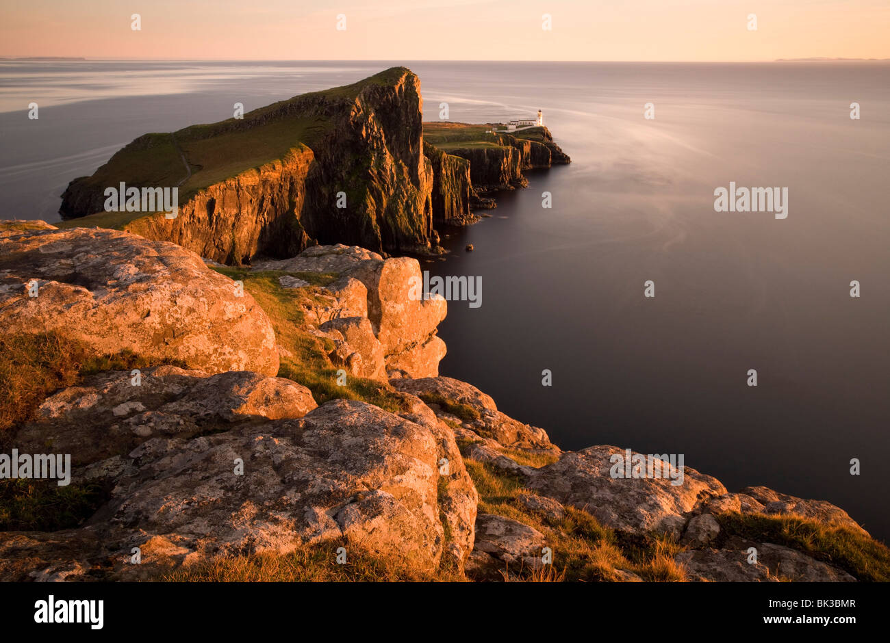 Le phare de Neist Point et baigné de lumière du soir, à l'île de Skye, Highland, Ecosse, Royaume-Uni, Europe Banque D'Images