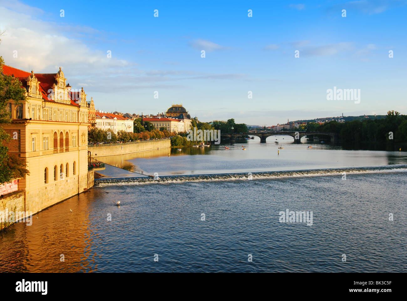 Vue sur la rivière Vltava du pont Charles à Prague Banque D'Images