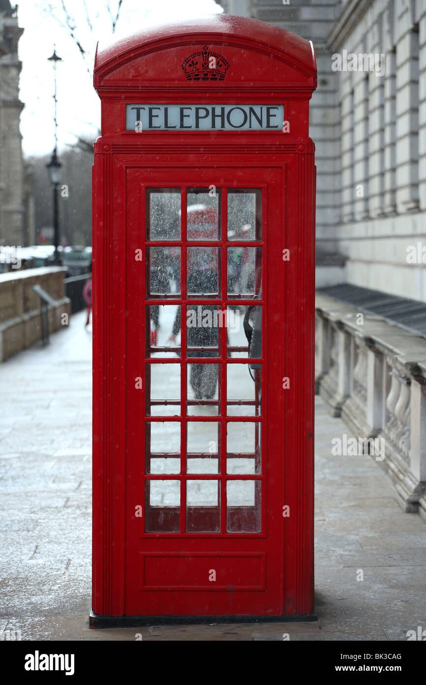 Boîte de téléphone rouge traditionnel dans le centre de Londres, à Westminster. Banque D'Images