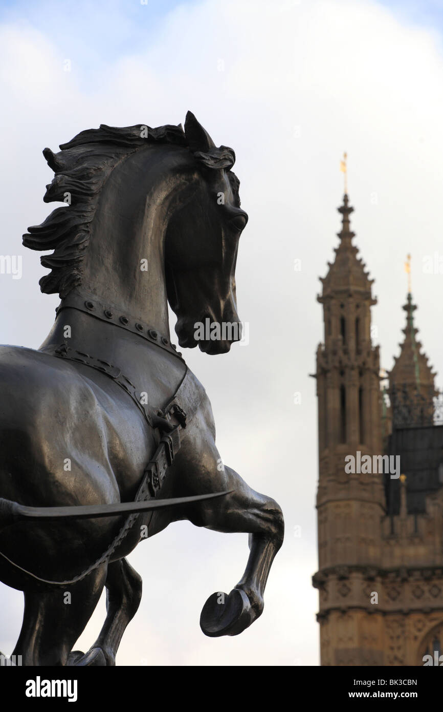 Reine Boadicea, cheval au galop statue en face de Big Ben, Westminster, Londres. UK Banque D'Images