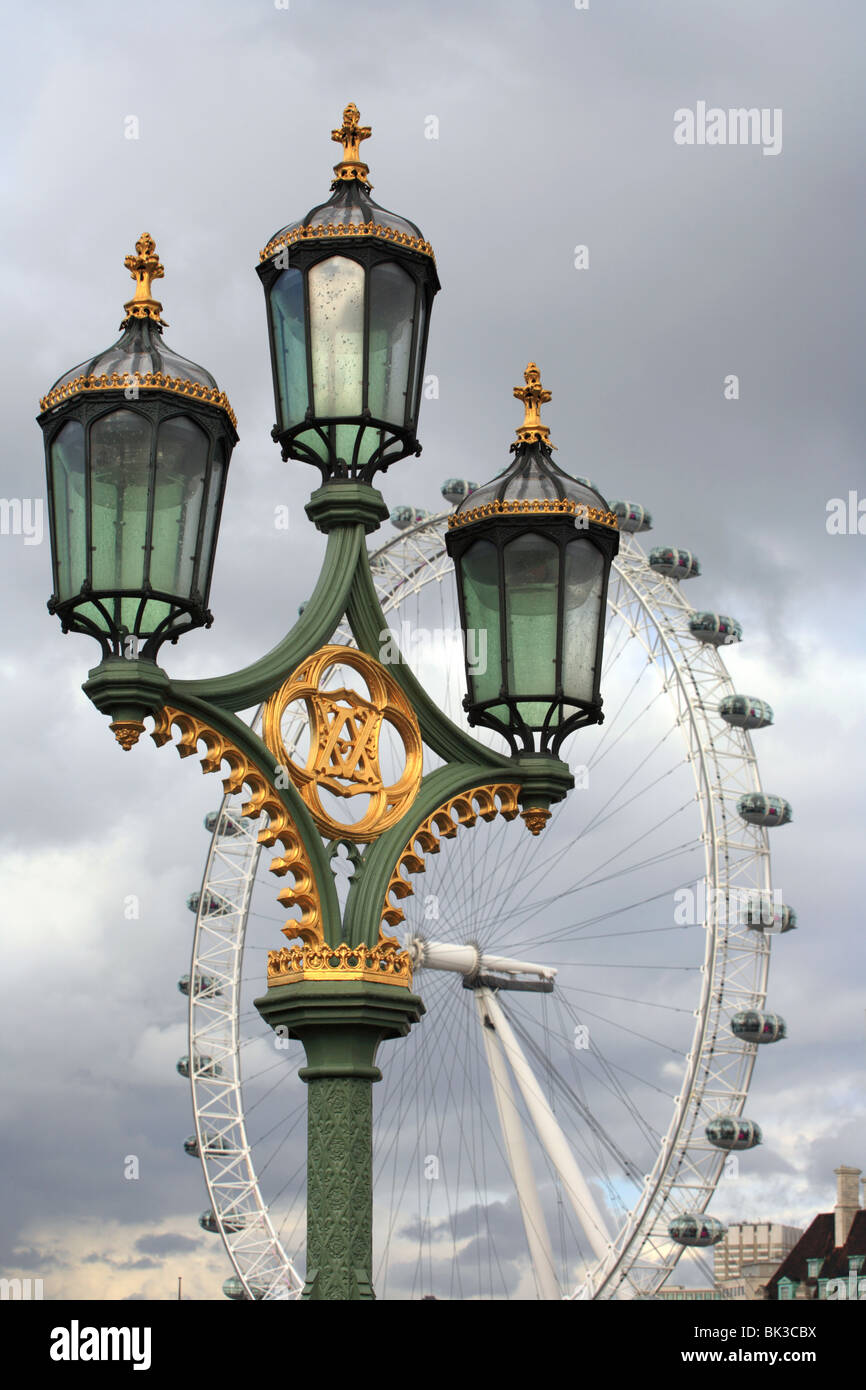 Westminster Bridge Street Lamp, lampadaire, London Eye en arrière-plan, England, UK Banque D'Images