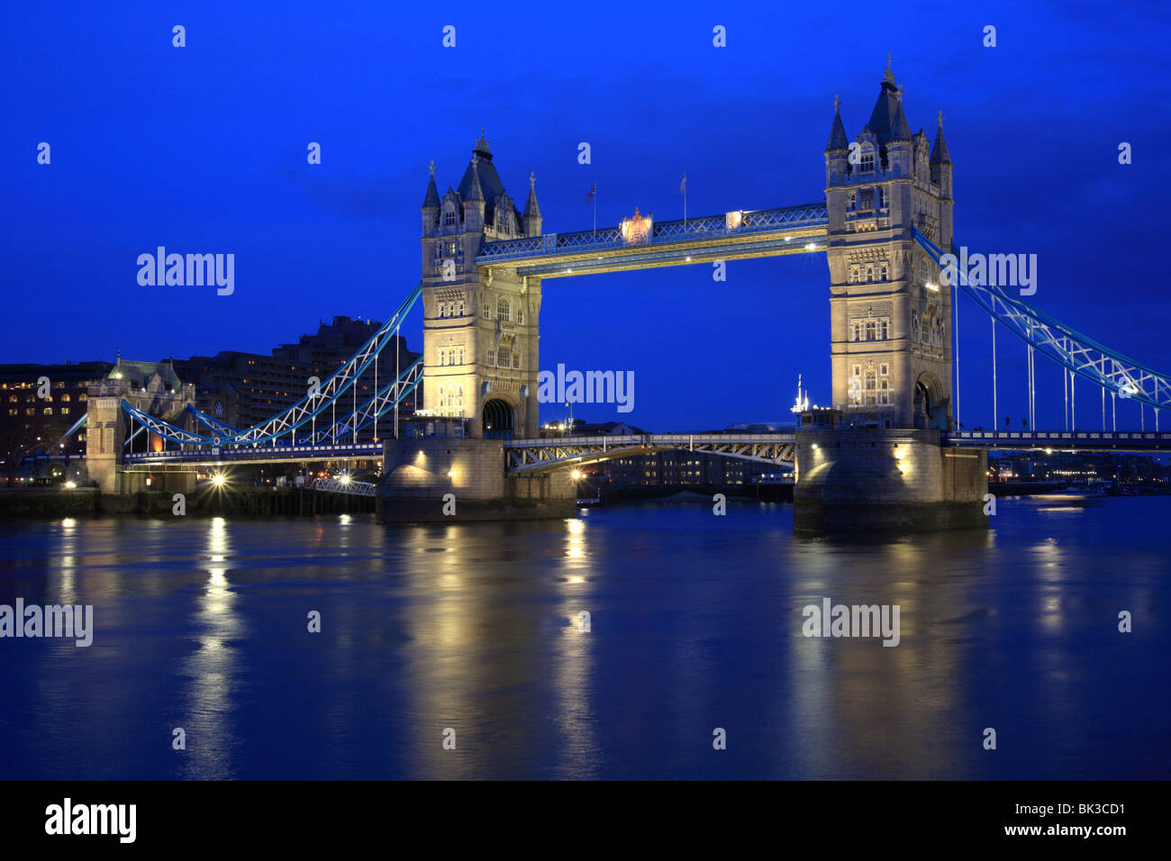 Tower Bridge, reflétée dans la Tamise, Londres La capitale anglaise, UK Banque D'Images