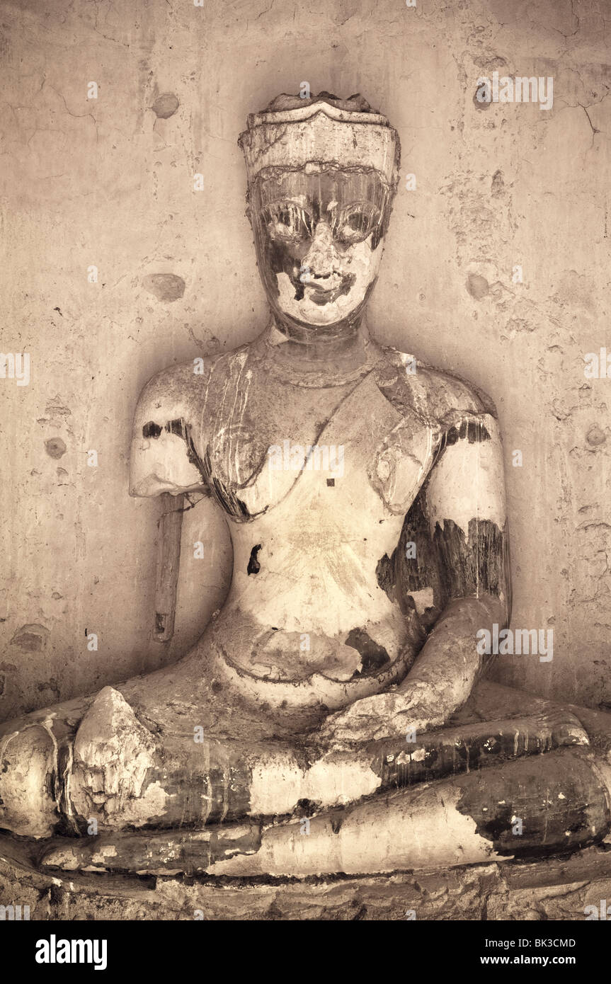 Ancienne statue de Bouddha du Wat Chaiwatthanaram ruines temple bouddhiste d'Ayutthaya, Thaïlande. Banque D'Images