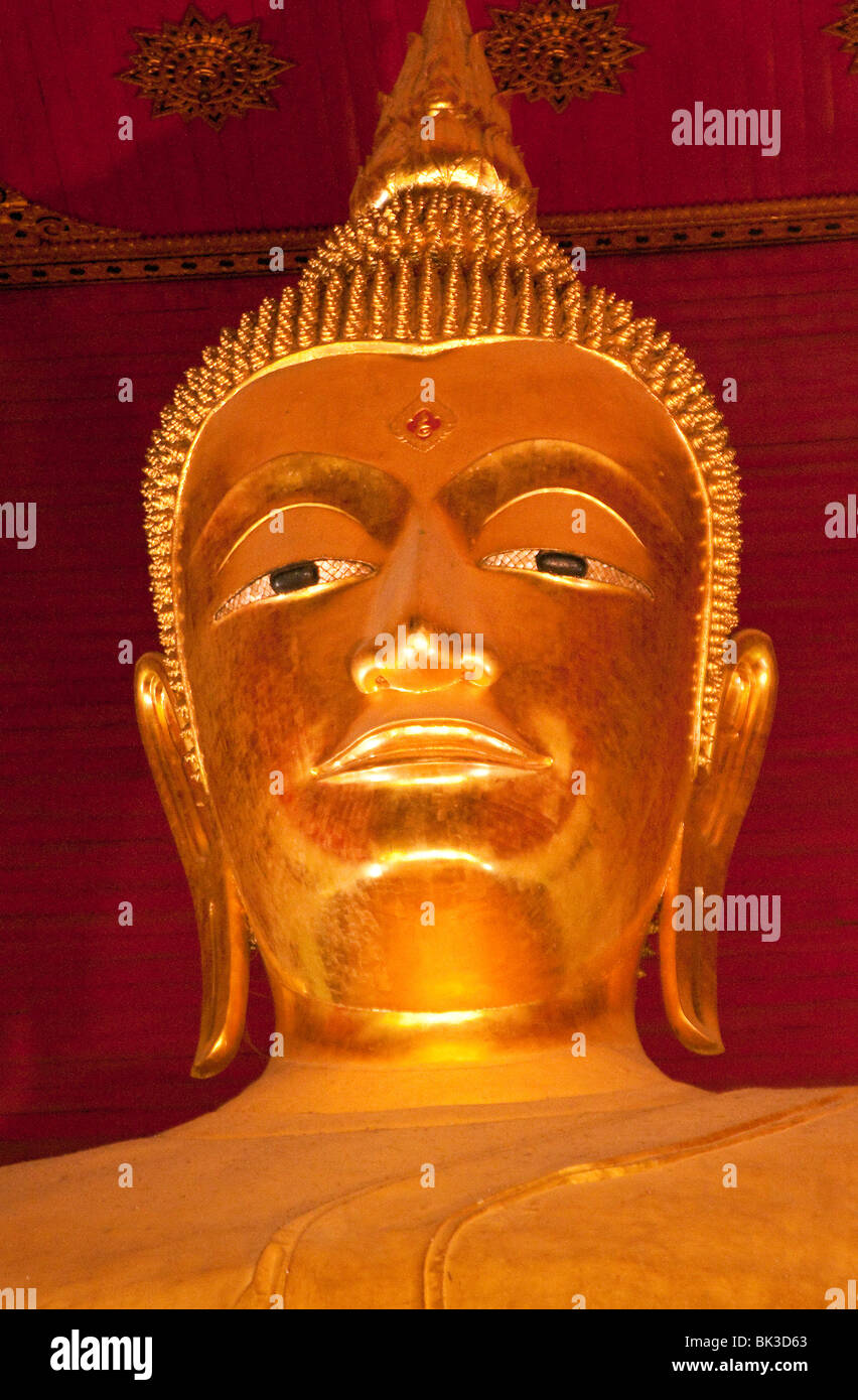 Tête de statue de Bouddha d'or de Wat Phra Sri Sanpetch temple bouddhiste d'Ayutthaya, Thaïlande. Banque D'Images