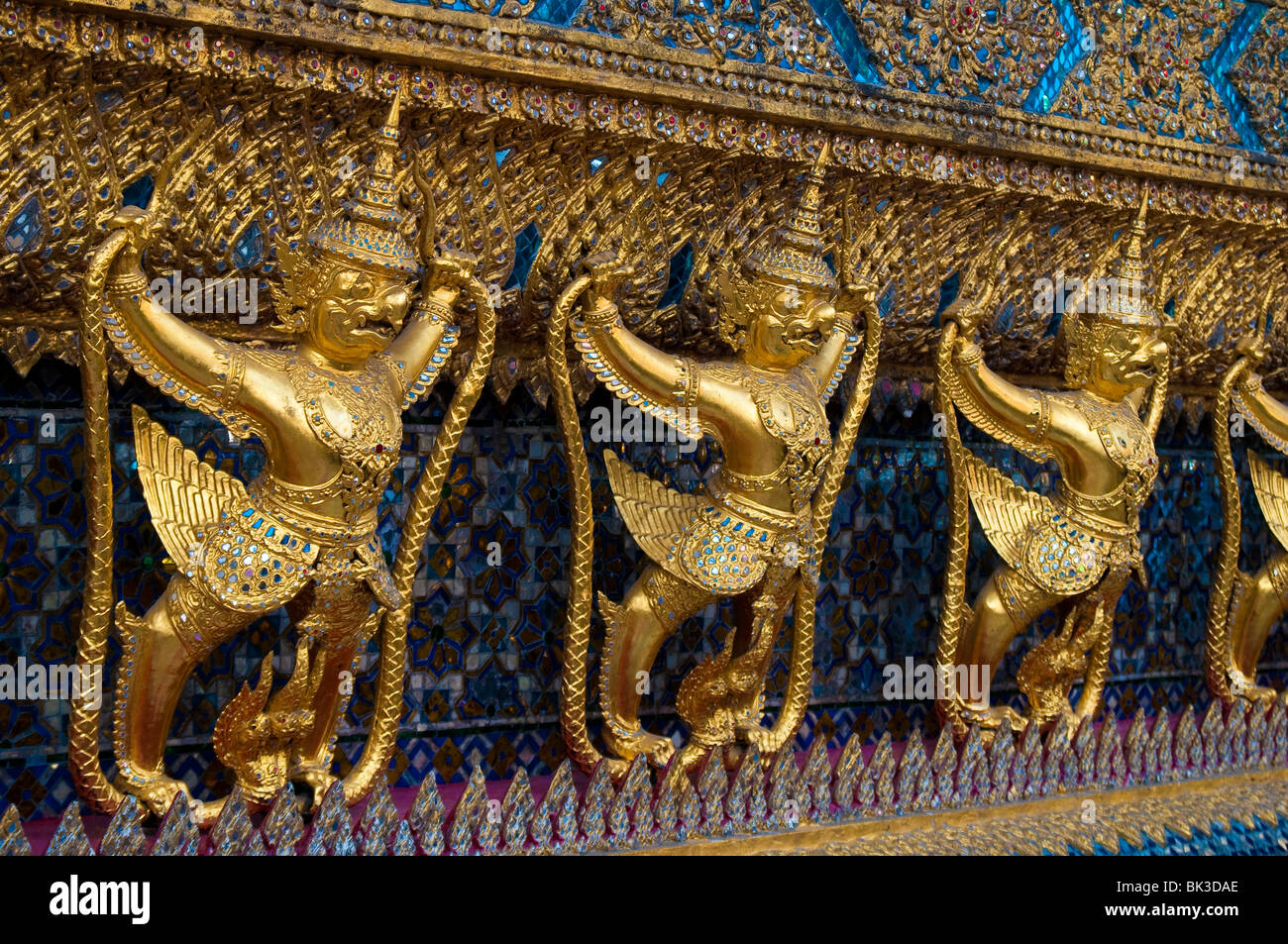 Les chiffres sur le ubusot Garuda, le bâtiment principal du Temple du Bouddha Émeraude au Grand Palais à Bangkok, Thaïlande. Banque D'Images