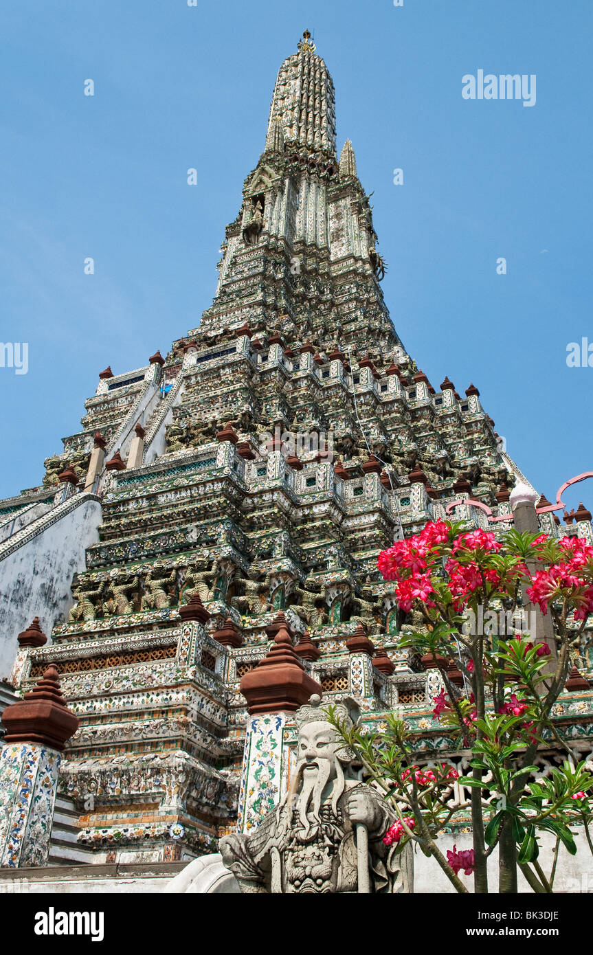 Le prang central, une tour de style Khmer, au Wat Arun, un temple bouddhiste aussi connu comme le Temple de l'aube, à Bangkok, Thaïlande. Banque D'Images