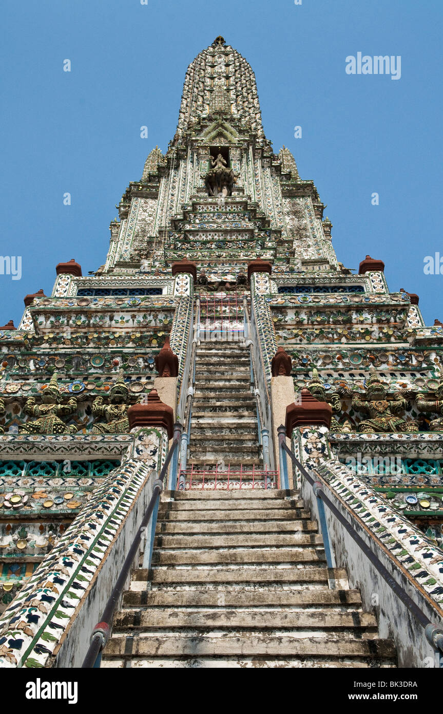 Le prang central, une tour de style Khmer à Wat Arun, un temple bouddhiste aussi connu comme le Temple de l'aube, à Bangkok, Thaïlande. Banque D'Images