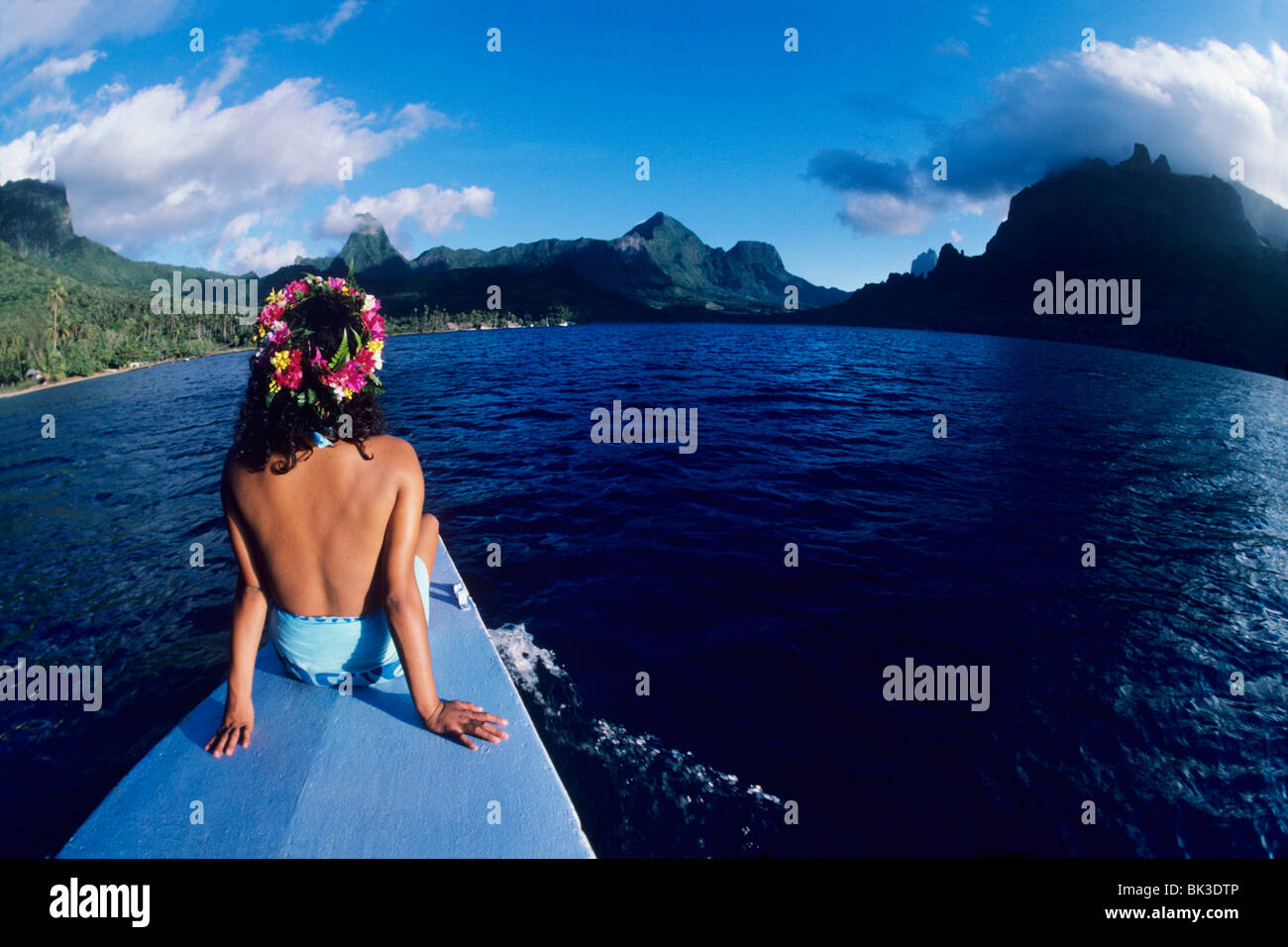 Fille de Tahiti sur l'arc de voile en baie de Cook sur l'île de Moorea, îles de la société, Polynésie française. Banque D'Images