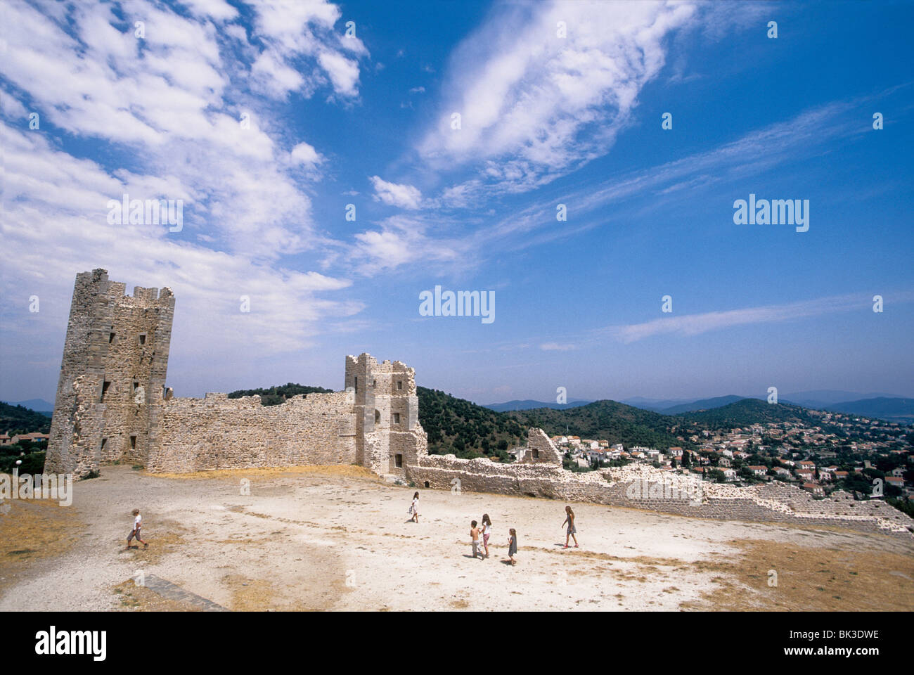 Les ruines du château médiéval dans le haut de la ville d'Hyeres Banque D'Images