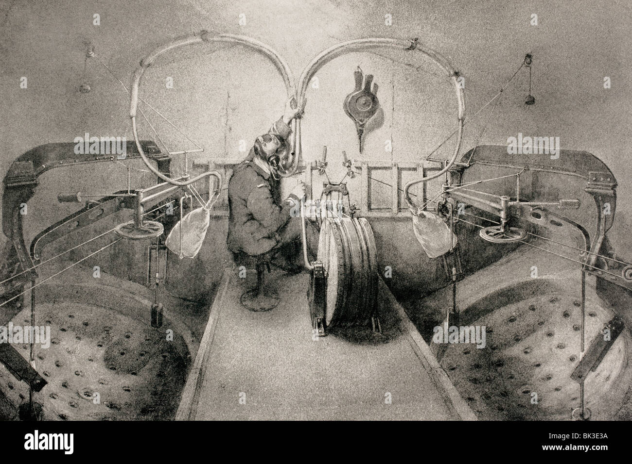 Un opérateur dans la chambre d'écoute d'un sous-marin français de la Première Guerre mondiale pour l'écoute de l'artisanat de l'ennemi. Banque D'Images