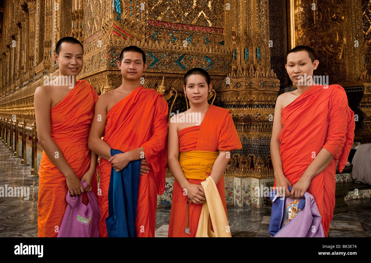La visite des moines bouddhistes à Wat Phra Kaeo, Le Temple du Bouddha d'Émeraude, Le Grand Palais à Bangkok, Thaïlande Banque D'Images