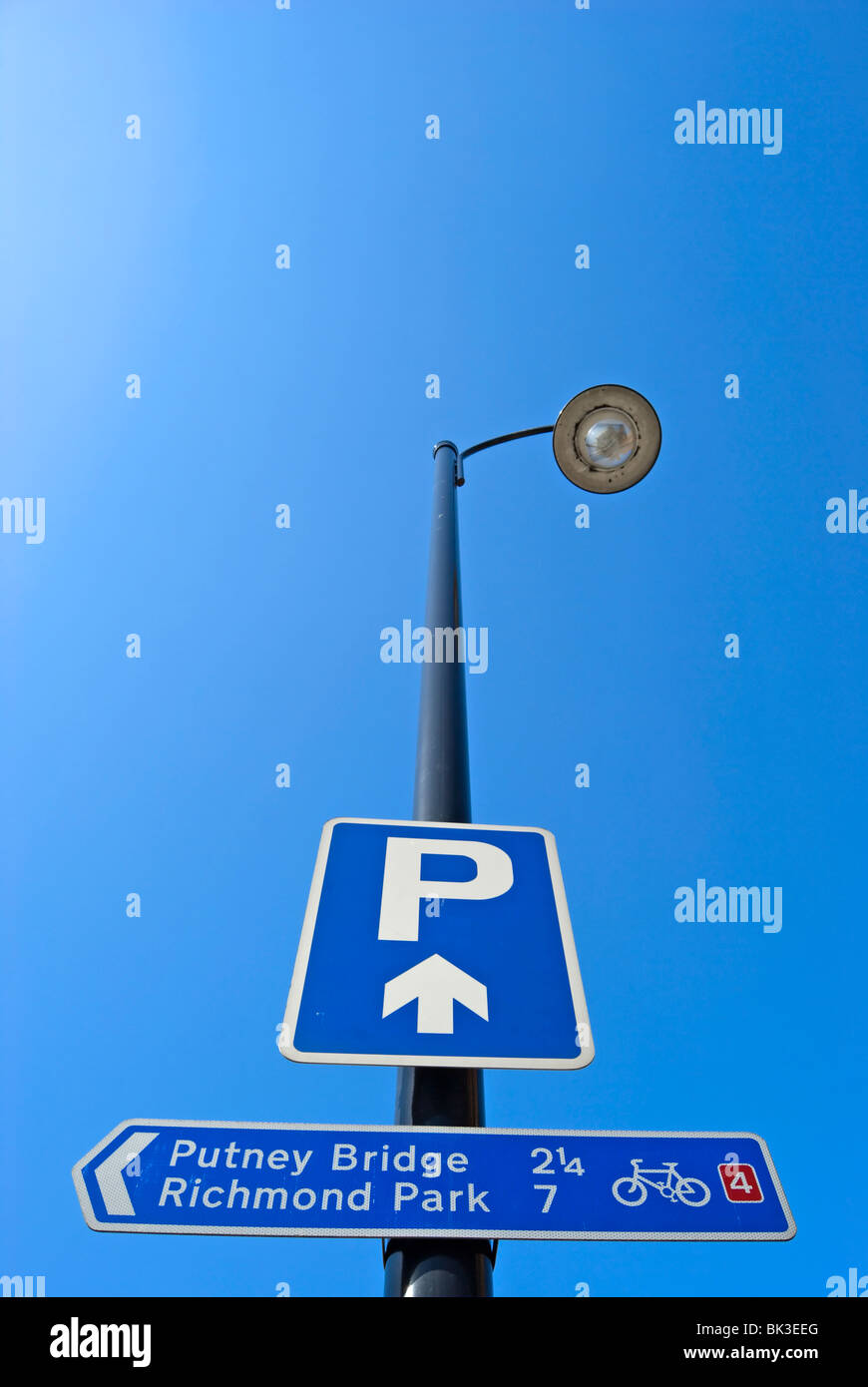 La signalisation routière indiquent tout droit pour le parking et la gauche pour le cycle de routes vers putney bridge et Richmond Banque D'Images