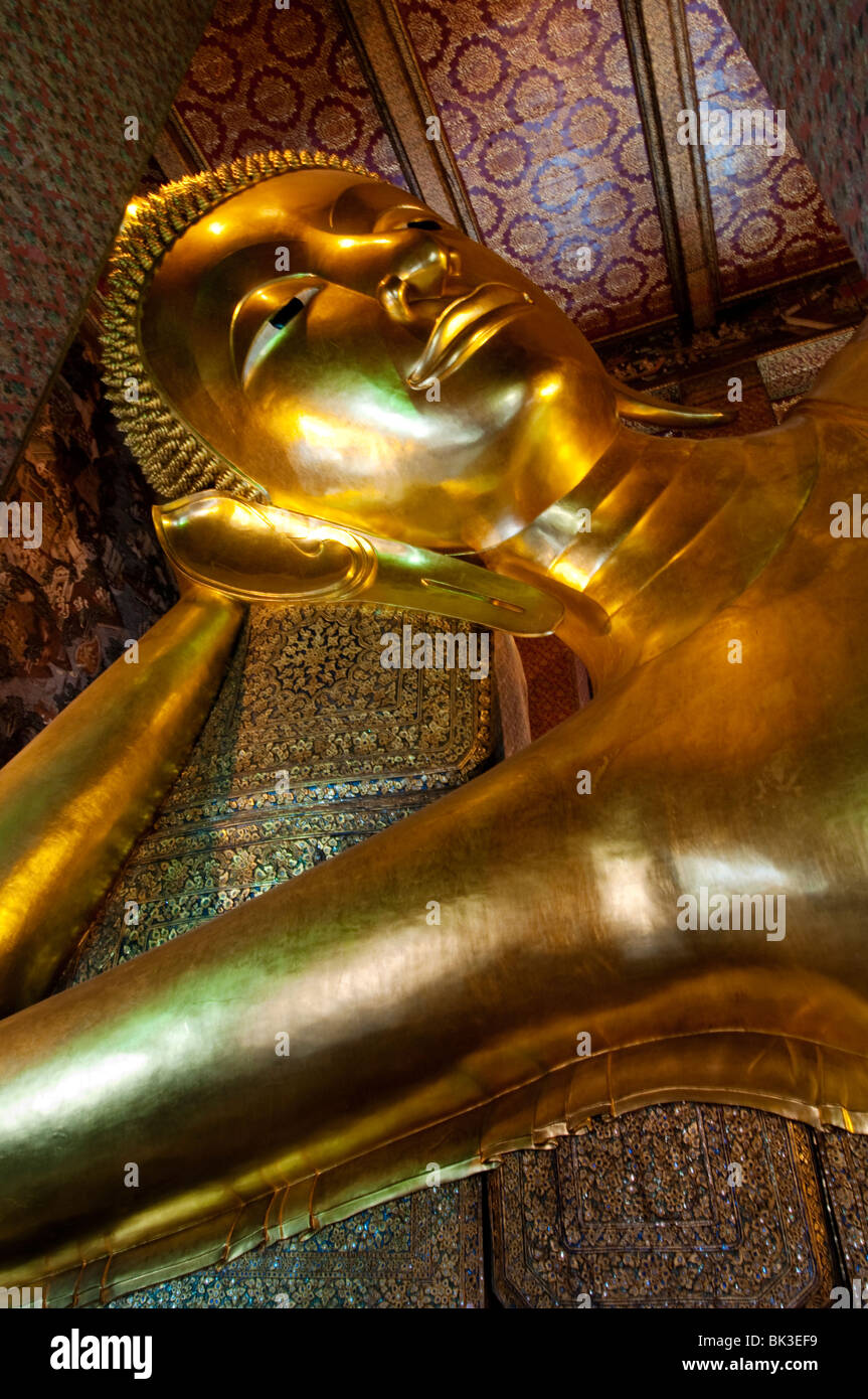 Le Bouddha couché du Wat Pho, le plus grand temple bouddhiste de Bangkok, Thaïlande, et le lieu de naissance du massage thaï. Banque D'Images